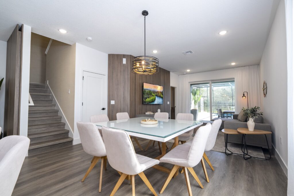 Sala amplia de Doppio Westside con comedor, escaleras y acceso al área exterior